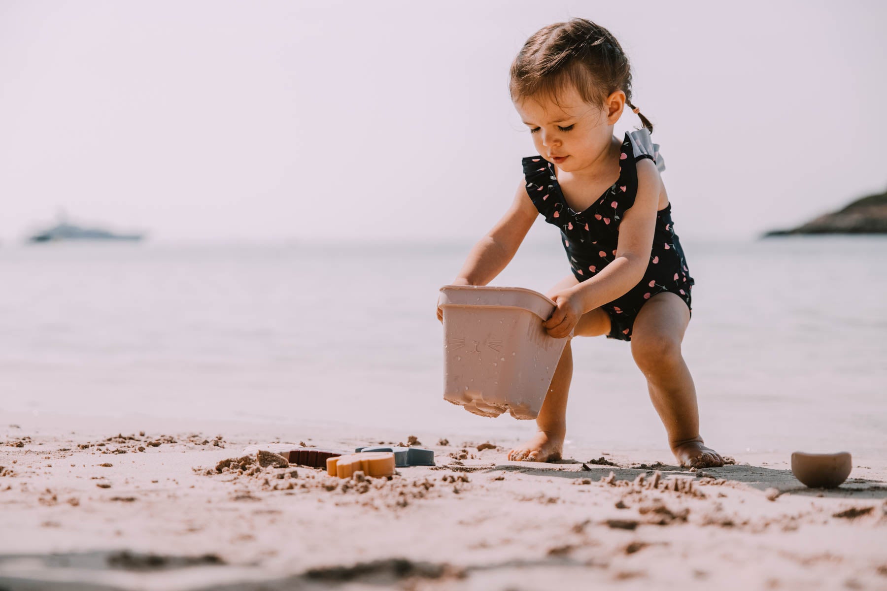 Kind am Meer mit Spielzeug