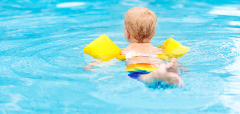 Durch einfache, aber wirkungsvolle Maßnahmen wie ständige Aufsicht, frühzeitigen Schwimmunterricht, klare Baderegeln und physische Barrieren lassen sich viele Badeunfälle vermeiden. Copyright: Canva