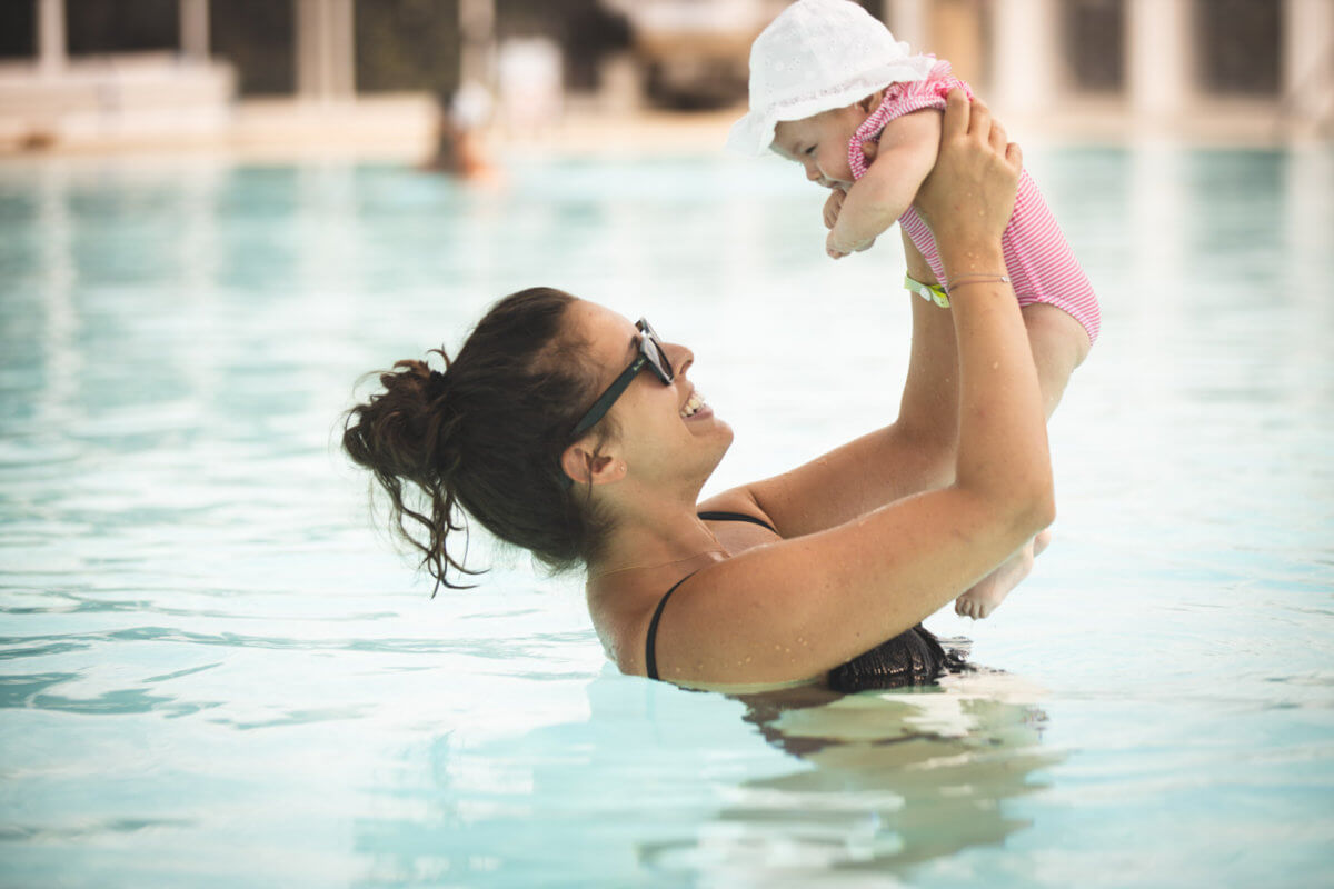 Frau mit Baby im Wasser