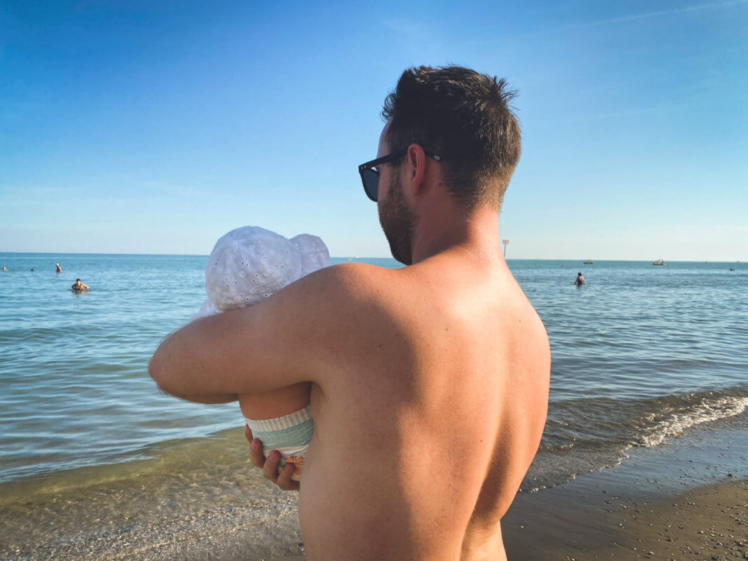 Papa mit baby am Strand