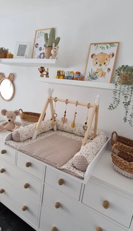 Finde die ideale Wickelkommode für dein Babyzimmer! Erfahre, wie du Größe, Design und Funktionalität perfekt abstimmst. Entdecke praktische Tipps und Must-haves für ein gemütliches und stilvolles Wickelerlebnis.