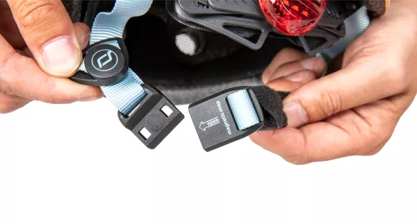 Scoot and Ride Helm Magnetverschluss