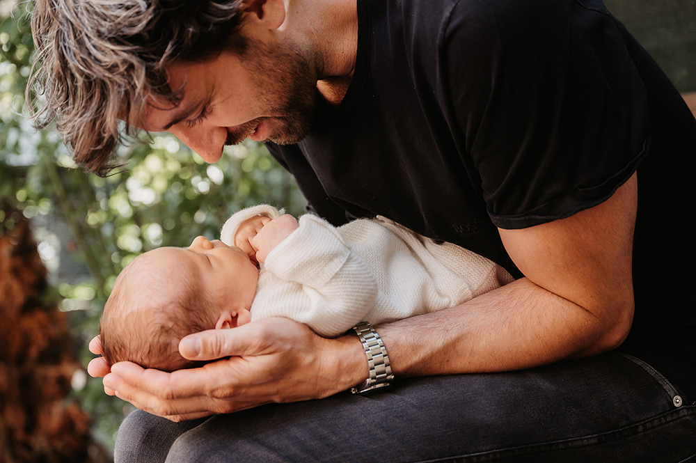 Kann dein Baby nicht schlafen? Im neuesten Blogbeitrag teile ich zahlreiche Erfahrungen und Erkenntnisse von Eltern und mir als 2-fach-Mama. Hol dir deine professionelle Baby Schlafberatung für erschöpfte Eltern. Lies jetzt, wie du und dein Kind endlich erholsamer schlafen könnt!